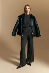 Pantalón de punto de corte ancho y fluido, con cintura elástica y diseño relajado.