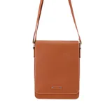 Morral marrón de simil cuero con correa de algodón ajustable, tapa con broches imán, bolsillo trasero y bolsillo interior.