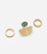 Kit de tres anillos dorados de metal reciclado. Incluye un anillo con diseño de semicírculo texturizado y aplicación de abulón, un anillo con textura estriada y un anillo de diseño liso minimalista.