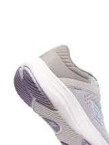 Championes de running Umbro modelo Icon, color azul con detalles en naranja y suela blanca. Presentan una combinación de malla transpirable y refuerzos sintéticos, con el logo de la marca en el lateral.