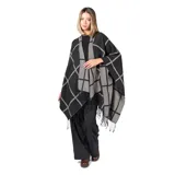 Poncho de tejido de punto con diseño de cuadros grandes en contraste negro y gris, con terminación de flecos en el ruedo.