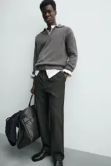 Polo de punto de corte regular, confeccionado en una mezcla de lana y cashmere. Presenta cuello solapa con abertura frontal en V, manga larga y acabados en rib en puños y bajo.