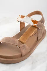 Sandalias marrones de cuero con tira delantera y tobillera ajustable. La tira tobillera es de cuero con estampado animal print.