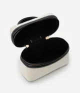 Cartera pequeña tipo bandolera de la marca Satinato, color beige con detalles en negro, confeccionada en una mezcla de algodón y poliuretano con forro de poliéster. Cuenta con tapa con doble cierre, cordón decorativo, asa de mano y correa larga removible.
