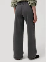 Pantalón de jean color gris con efecto lavado, de corte recto y tiro alto. Cuenta con cintura elástica en la parte posterior, cierre frontal con lazo ajustable y bolsillos laterales.