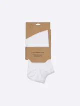 Par de medias tipo soquete de color blanco, confeccionadas en tejido suave y elástico.