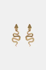 Pendientes colgantes con diseño geométrico de serpiente en acabado metálico dorado.