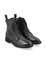 Botín acordonado negro de cuero vacuno, con cierre lateral, cordones de algodón al tono y aplique metálico con logo de marca.