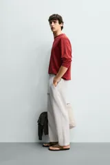 Pantalón de corte regular fit confeccionado en tejido mezcla de algodón, con cintura elástica ajustable mediante cordón, bolsillos laterales y bolsillos traseros de vivo.