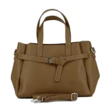 Cartera azul con textura símil cuero, doble asa corta y correa larga desmontable. Tiene una tira horizontal con hebilla decorativa.