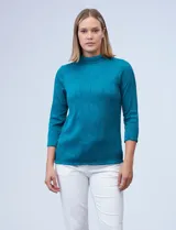 Blusa azul petróleo texturada, de cuello alto y mangas 3/4.