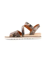 Sandalias de cuero con estampado de serpiente, tiras cruzadas y suela dentada en tonos beige y blanco.