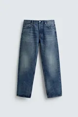 Jeans de corte recto en tono azul clásico con efecto lavado, tiro medio y diseño de cinco bolsillos con cierre frontal de botones.
