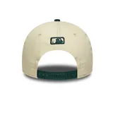 Gorro New Era modelo 9FORTY ajustable, con corona de color beige claro y visera de color verde oscuro. Presenta bordado frontal con el logo estilizado "A's" de los Oakland Athletics en color verde oscuro.