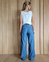 Pantalón de jean estilo wide leg con costuras verticales frontales, tiro alto y bolsillos laterales.