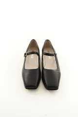Zapato Mary Jane de cuero negro con punta cuadrada y tira del empeine ajustable con hebilla metálica.