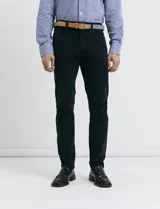 Pantalon de pana de corte recto con diseño de cinco bolsillos, incluyendo bolsillos traseros de parche y cierre con botones y remaches metálicos.