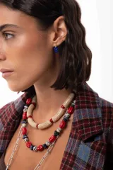 Collar corto de cuentas de piedras naturales, cristales checos y cuentas reconstituidas en tonos rojos, azules y jaspeados. Incluye cadena de acero quirúrgico para ajuste de largo.