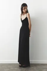 Vestido largo verde esmeralda de tirantes finos ajustables y escote fluido drapeado. Tiene forro interior y cierre trasero con gancho metálico.