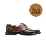 Zapato casual de cuero color marrón con diseño de estilo náutico, cordones frontales y suela de goma negra con tacón bajo.