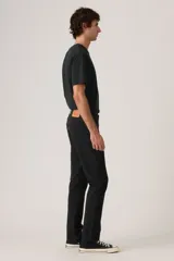 Jean de corte slim fit, color negro, con diseño clásico de cinco bolsillos, cierre de botón y cremallera, y tiro bajo.