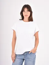 Remera de algodón blanca, de corte holgado y mangas cortas con diseño caído.