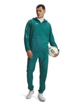 Pantalón deportivo Under Armour Challenger, color verde esmeralda, con cintura elástica, bolsillos laterales con cierre y puños elásticos en los tobillos.