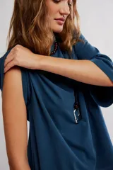 Remera de algodón muy suave, de calce oversize y silueta recta, con escote redondo y mangas cortas de hombro caído.