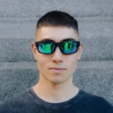 Lentes de sol unisex con montura rectangular negra y lentes espejadas plateadas. Fabricados con plástico reciclado, con filtro UV 400 y polarizados.