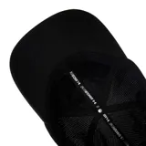 Gorro Under Armour negro con logo plateado bordado en el frente.