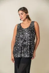 Blusa sin mangas confeccionada en tela cubierta de lentejuelas doradas y plateadas, con escote redondo y corte holgado.