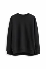 Buzo de cuello redondo y manga larga, confeccionado en tejido liso de color negro, con diseño de corte holgado y aberturas laterales en el ruedo.