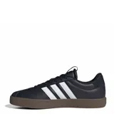 Championes urbanos Adidas modelo VL Court 3.0, color negro con las icónicas tres tiras laterales en blanco y suela de caucho vulcanizado en tono marrón oscuro. Presentan una parte superior de cuero revestido con textura granulada y cierre mediante cordones.