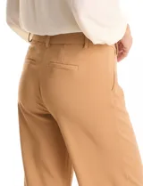 Pantalon wide leg de gabardina elastizada, con pretina con pasadores, cierre frontal con botón y broche, y bolsillos simulados tanto en la parte delantera como en la trasera.