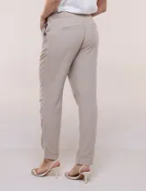 Pantalón de algodón color beige de corte recto, con pretina elastizada, cordón de ajuste y bolsillos laterales.