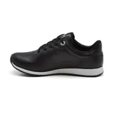 Championes deportivos Via Marte modelo Leone, de color negro con suela blanca. Presentan diseño clásico con cordones negros y detalles metálicos en el lateral y ojal superior.