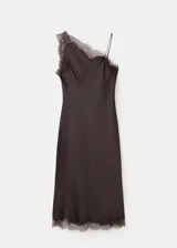 Vestido midi asimétrico de satén marrón oscuro, de corte recto y sin mangas, con detalles de encaje en el escote y en el ruedo.