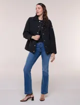 Campera matelaseada Michael Kors, de color beige con ribetes de ecocuero marrón. Cuenta con cuello con solapa, cierre frontal con broches metálicos, bolsillos laterales con cierre y mangas largas.
