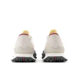 Championes New Balance modelo XC-72, unisex, color blanco con detalles en burdeos y gris.