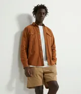 Camisa de manga larga de algodón oxford color marrón, de corte casual, con bolsillos frontales con solapa y cierre de botones.