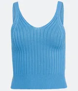 Blusa musculosa estilo cropped de Blue Steel, confeccionada en tejido de viscosa con textura acanalada. Presenta escote en V y tirantes medios elásticos.