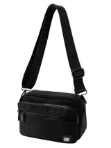 Bandolera de diseño compacto confeccionada en lona resistente color negro. Cuenta con tres compartimentos frontales con cierre metálico, correa ajustable con logo grabado y parche decorativo en la parte inferior.