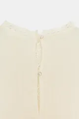 Camisa blanca de algodón de la ZW Collection con cuello redondo, manga larga abullonada terminada en puño y detalles de bordados a tono y entredoses.