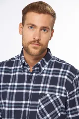 Camisa de viyela tipo leñadora con diseño a cuadros en tonos borgoña, blanco y gris. Manga larga con bolsillo en el pecho y botones en el cuello.