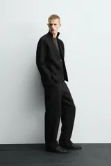 Blazer de corte relajado confeccionado en mezcla de algodón y lino. Presenta un diseño sin solapas, cierre frontal de un botón, manga larga y bolsillos ocultos en las costuras laterales. Interior sin forro.