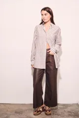 Camisa oversize a rayas verticales color beige y blanco, de mangas largas y corte holgado.