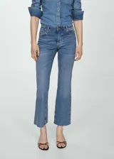 Jeans estilo flare tiro alto, color azul, con diseño crop, trabillas, cinco bolsillos y cierre de cremallera y botón.