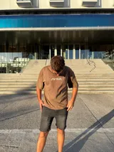 Remera marrón con estampado blanco con la palabra "Brooklyn" en el frente.