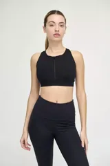 Top deportivo negro con cuello alto y cierre frontal.