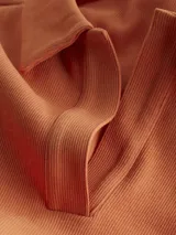 Remera corta color naranja de Calvin Klein Jeans, con cuello tipo chomba de canalé, manga corta y corte holgado.